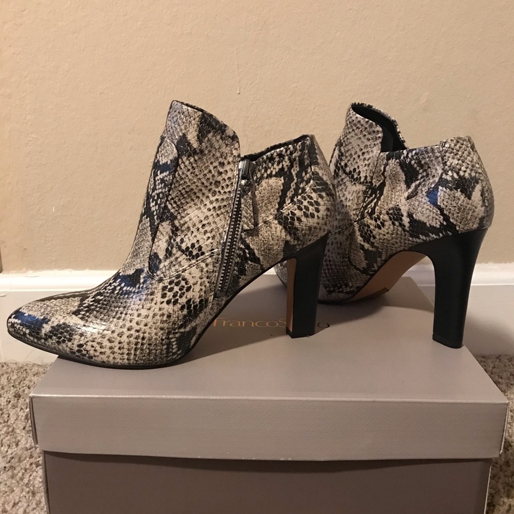 🐍BRAND NEW NEVER WORN FAUX SNAKE SKIN BOOTS 🐍
